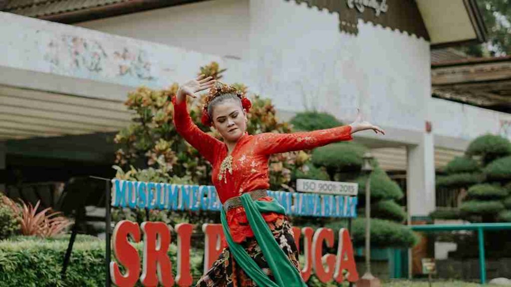 6 Winners Of Pasanggiri Jaipongan Bentang Bandung, Dancing In The Museum
