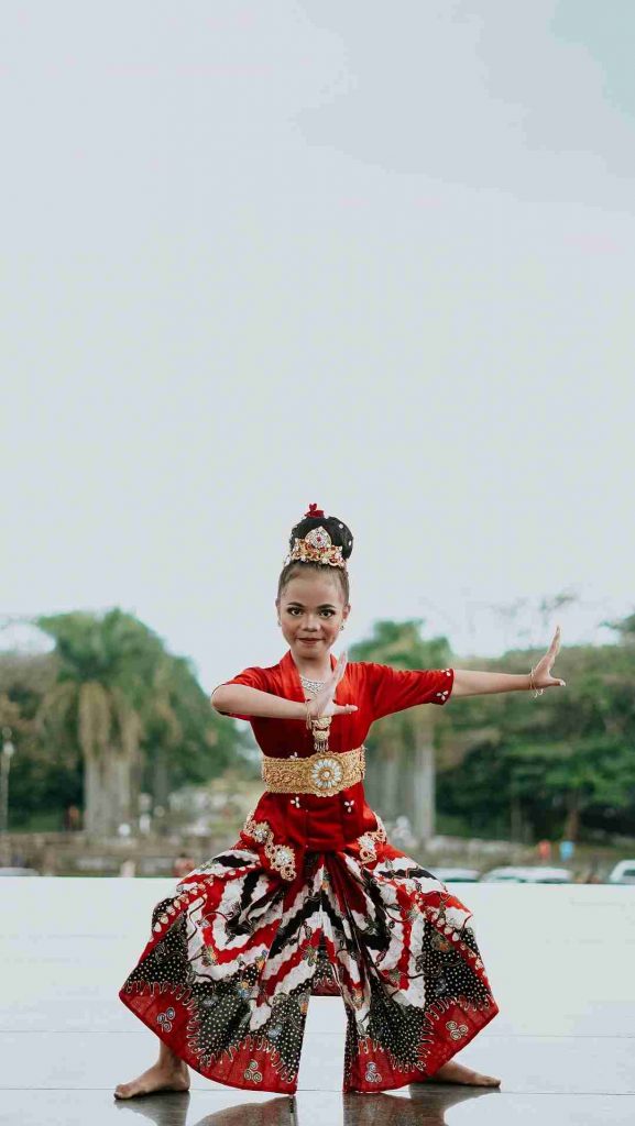 6 Winners Of Pasanggiri Jaipongan Bentang Bandung, Dancing In The Museum
