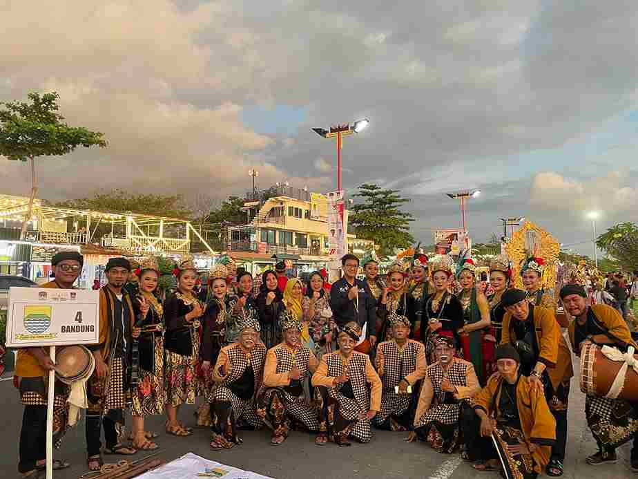 Disbudpar Kota Bandung Sukses Tampilkan Helaran Angklung Buncis di Rakernas Apeksi Padang