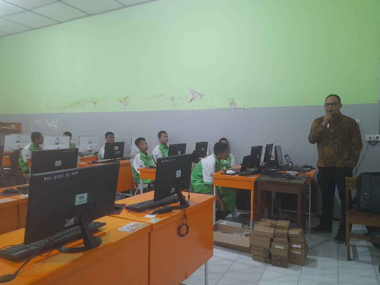 Workshop Pelatihan Optimasi Jaringan Dasar dengan Mikrotik di SMK Negeri 2 Yogyakarta oleh Dosen Universitas AMIKOM Yogyakarta