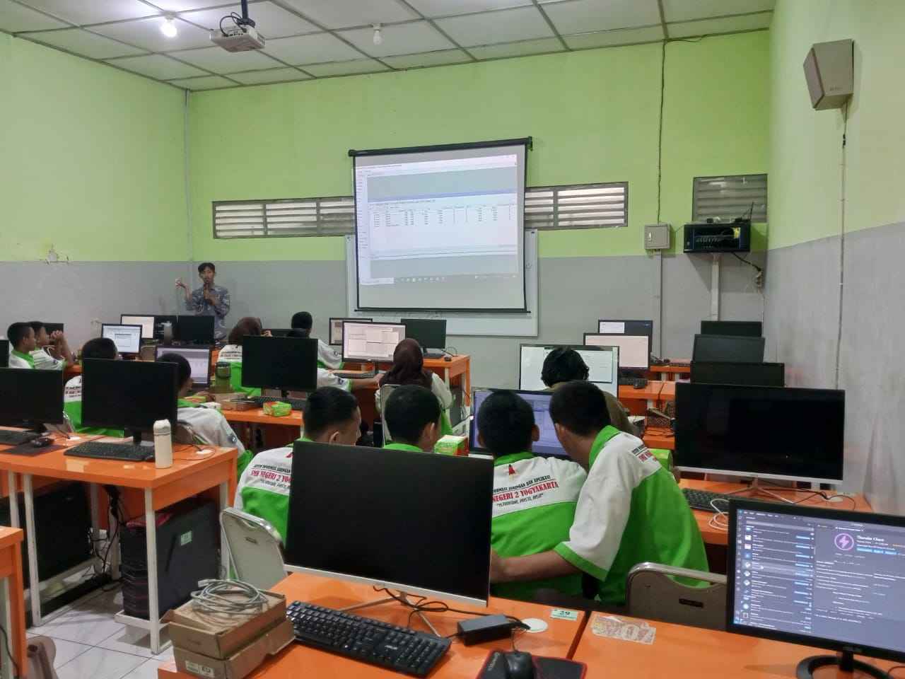 Workshop Pelatihan Optimasi Jaringan Dasar dengan Mikrotik di SMK Negeri 2 Yogyakarta oleh Dosen Universitas AMIKOM Yogyakarta