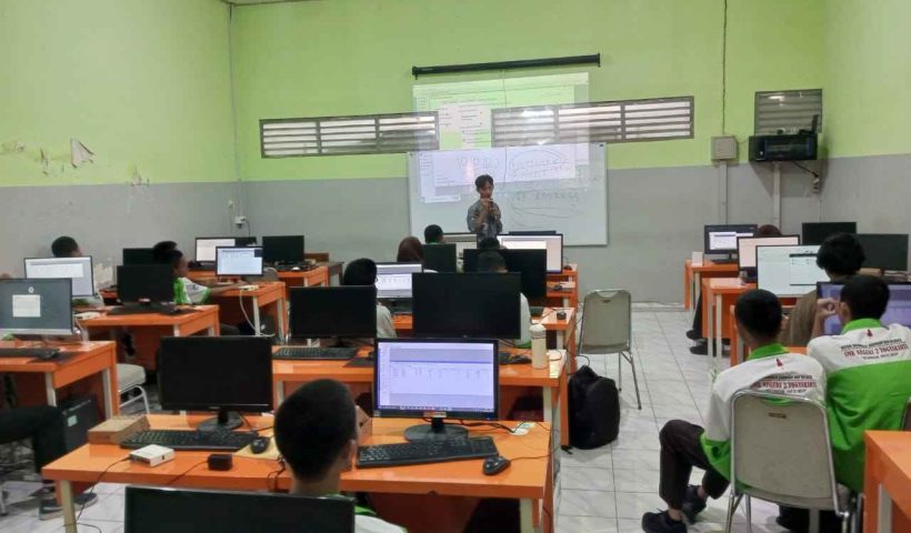 Workshop Pelatihan Optimasi Jaringan Dasar dengan Mikrotik di SMK Negeri 2 Yogyakarta oleh Dosen Universitas AMIKOM Yogyakarta