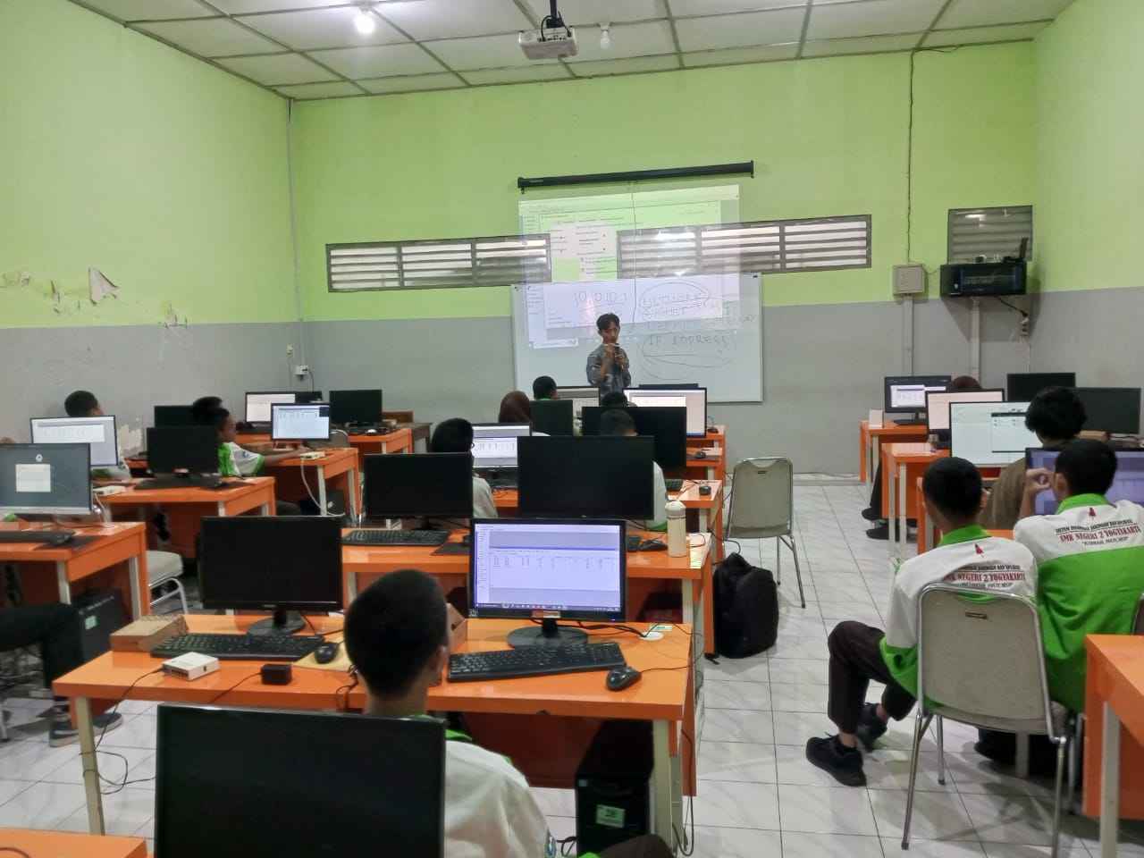 Workshop Pelatihan Optimasi Jaringan Dasar dengan Mikrotik di SMK Negeri 2 Yogyakarta oleh Dosen Universitas AMIKOM Yogyakarta